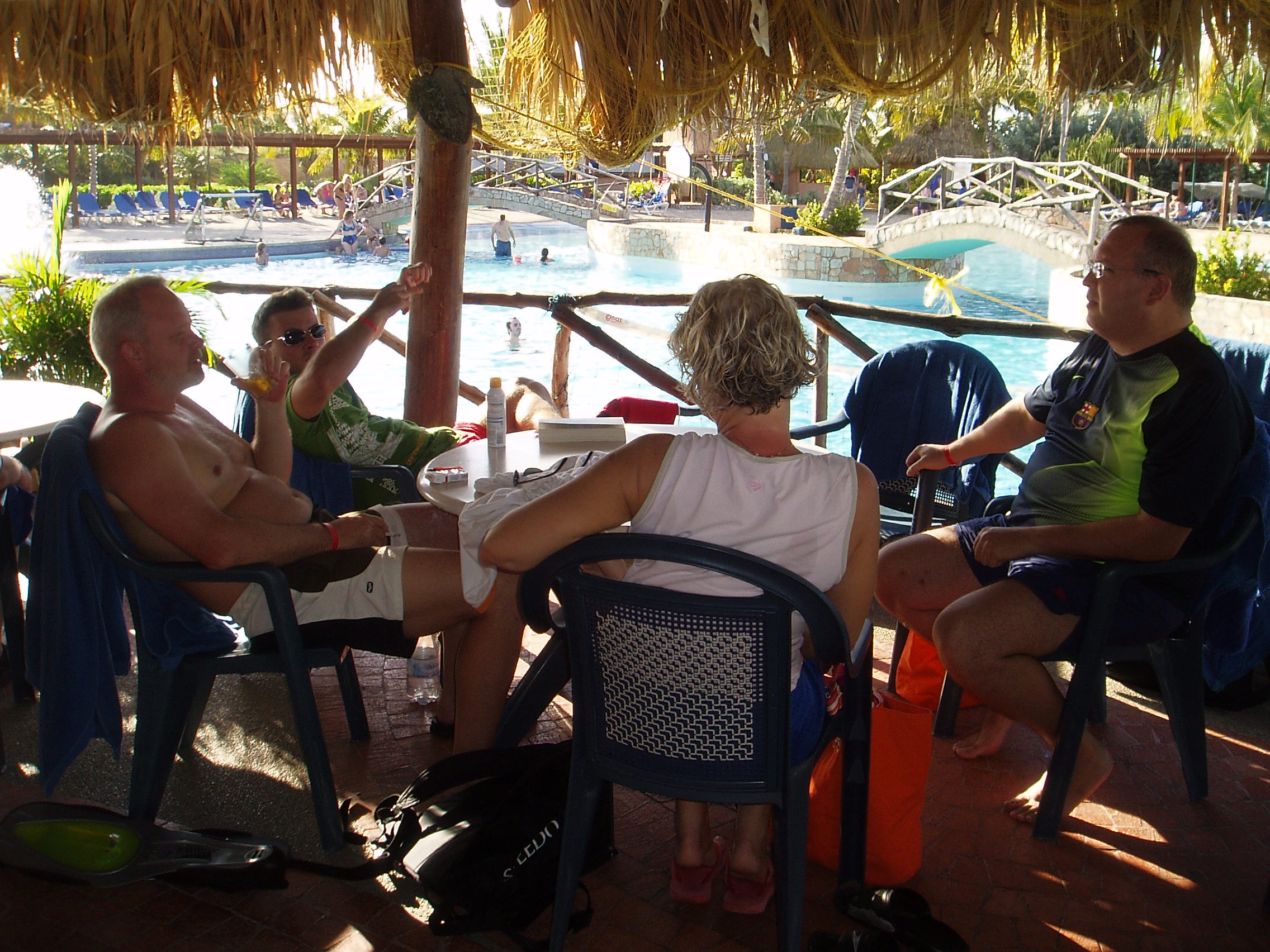 Hygge ved poolen på resortet