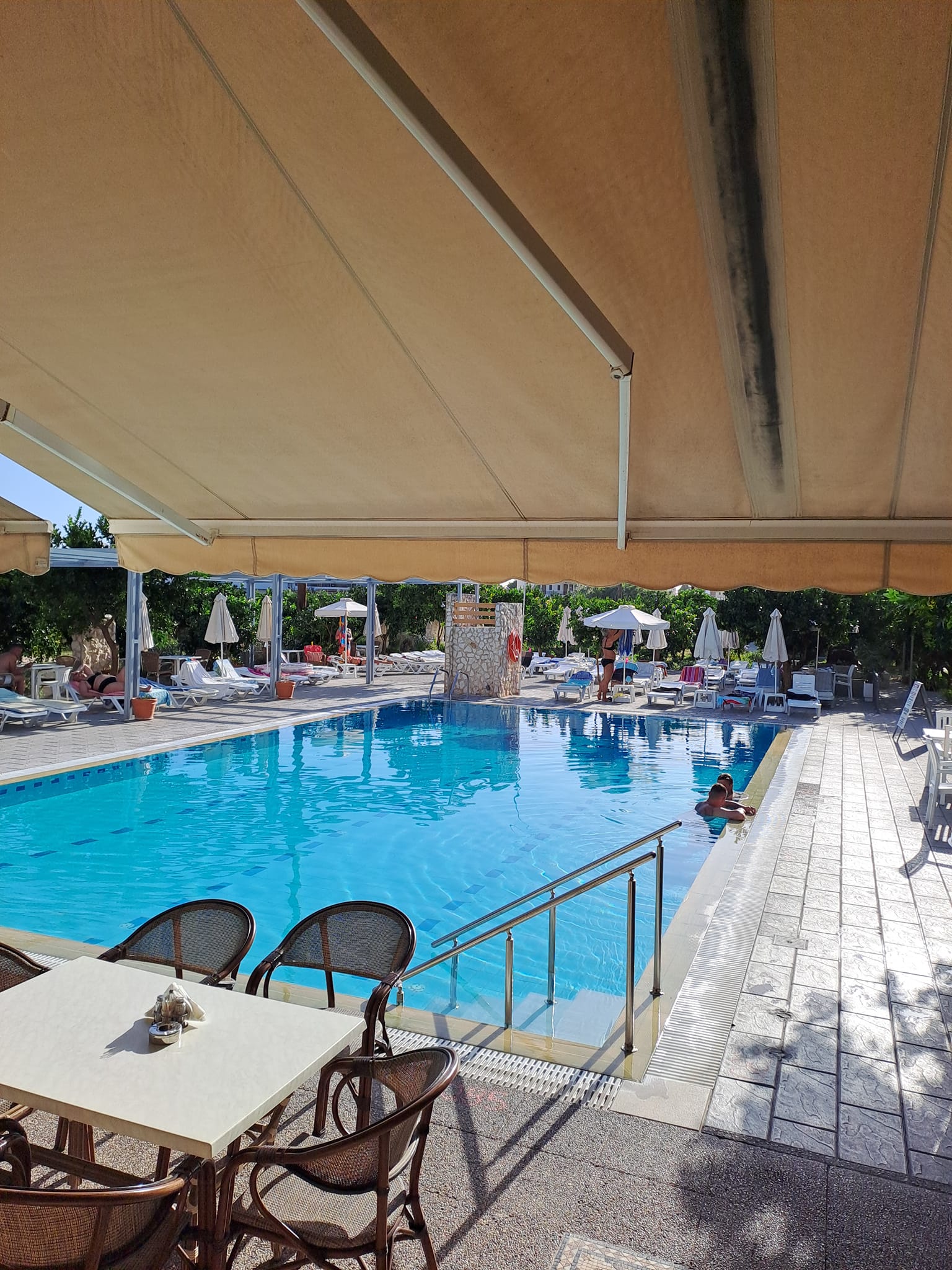 hotelpool3.jpg