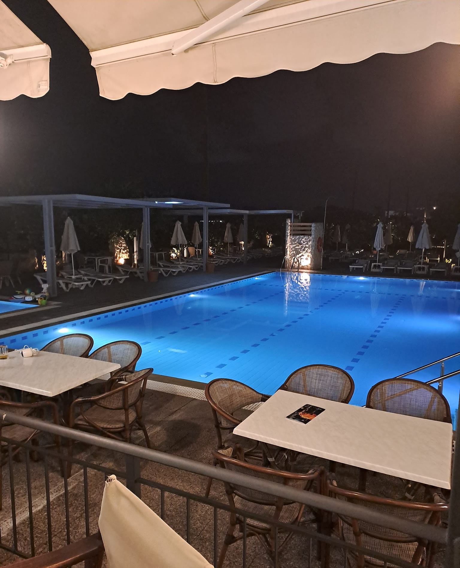hotelpoolaften.jpg