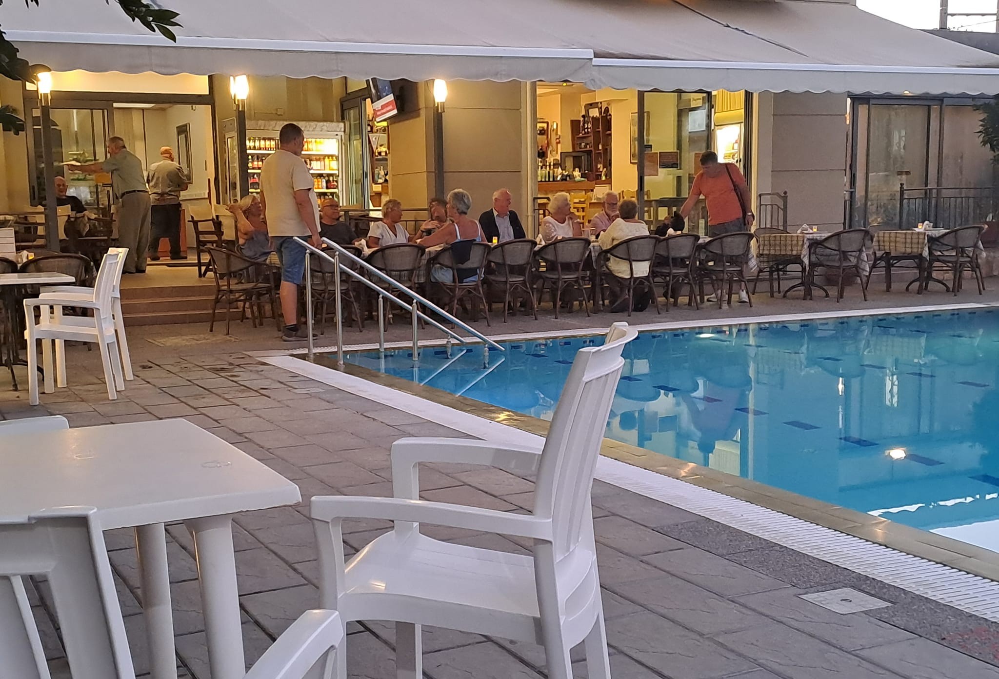 Hotelklets poolbar og restaurant
