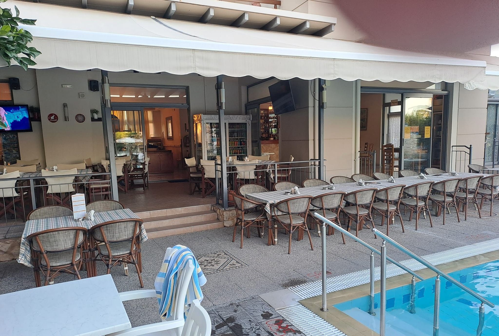 hotelpoolbarogrestaurant2.jpg