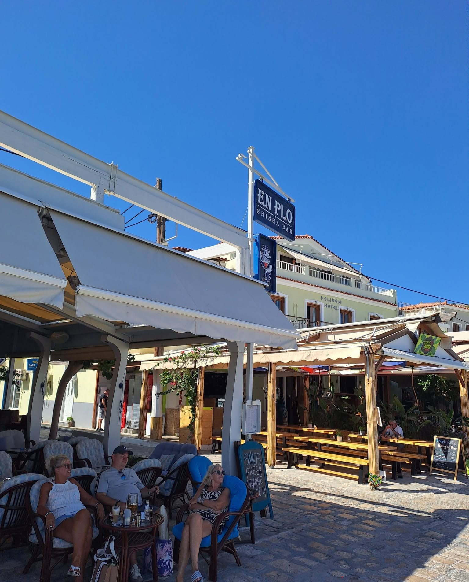 Cafe Enplo der stadig serverer en Thomsen-cocktail.
